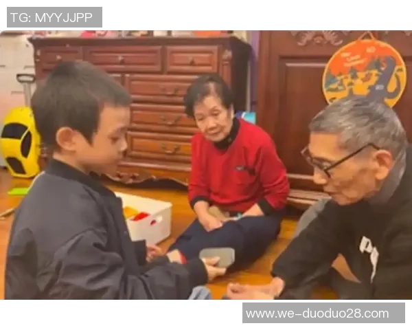 杨乐乐带儿子飞成都参与马术竞赛，汪涵又缺席，沐沐露脸更像妈妈